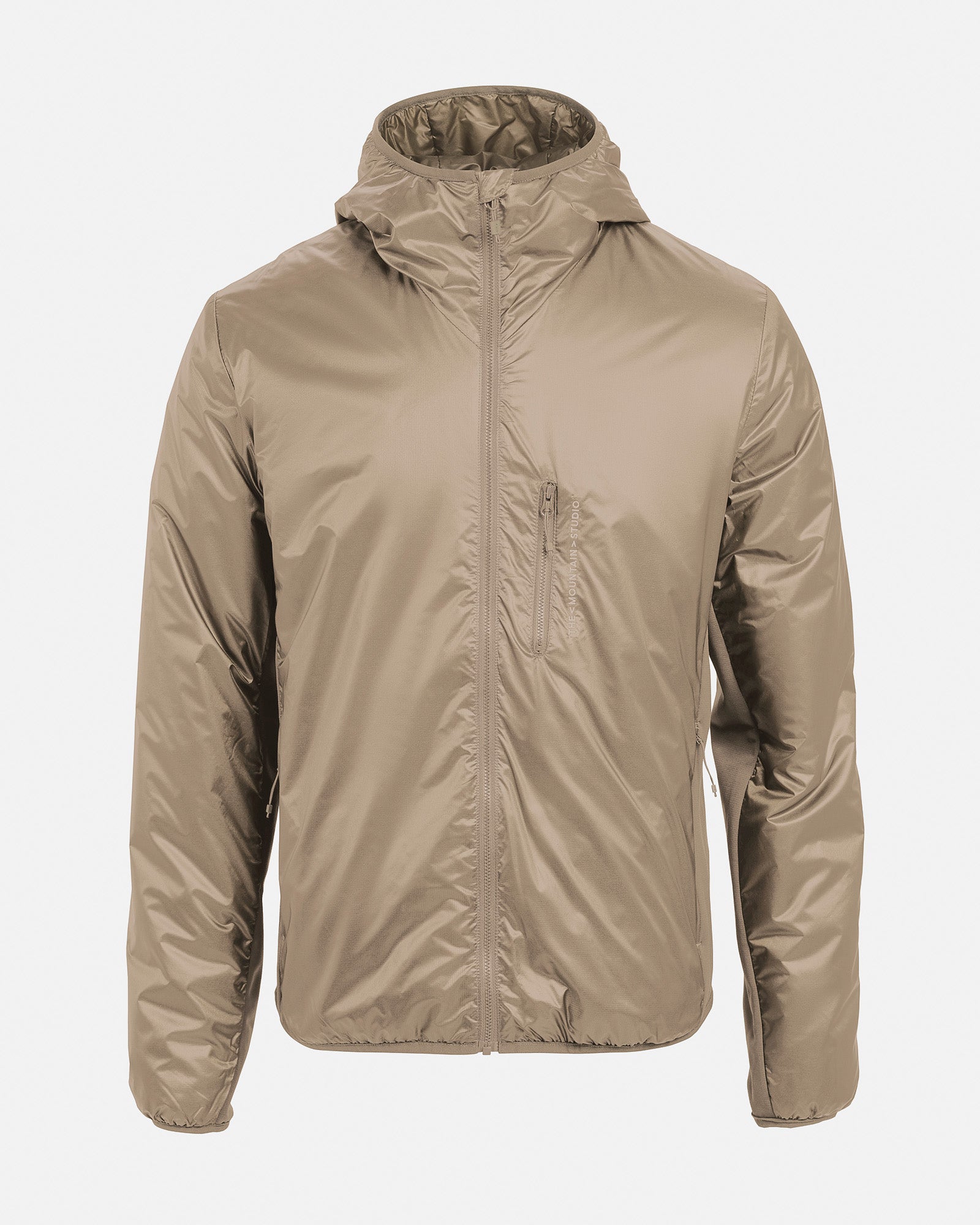Khaki-farbene, leichte Jacke mit Kapuze und Reißverschluss, gesehen auf weißem Hintergrund. Ein Brusttaschen-Reißverschluss ist sichtbar.