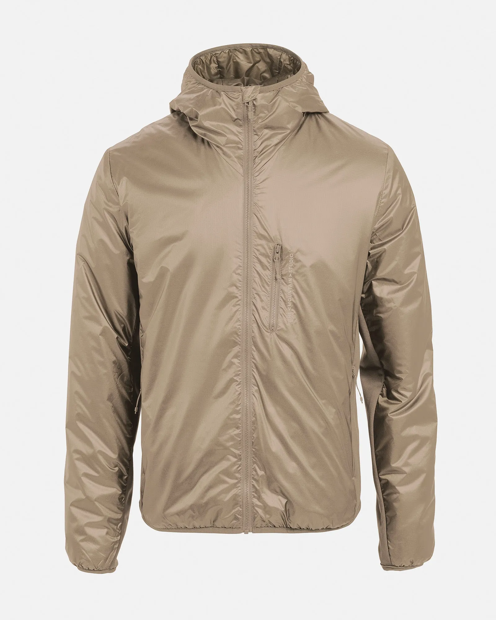 Khaki-farbene, leichte Jacke mit Kapuze und Reißverschluss, gesehen auf weißem Hintergrund. Ein Brusttaschen-Reißverschluss ist sichtbar.