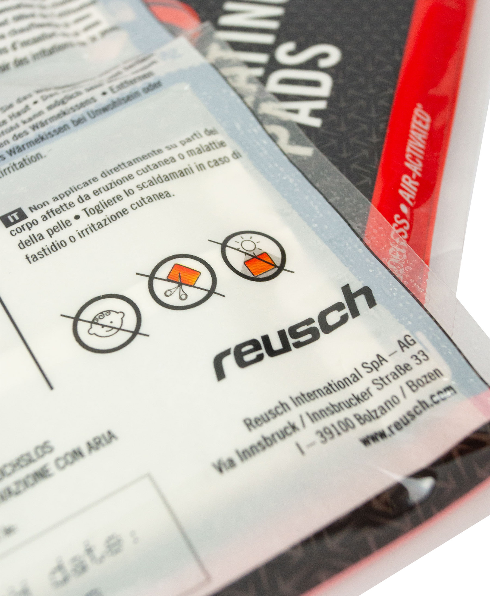 Detailaufnahme eines Reusch-Produktes mit Warnhinweisen, dem Reusch-Logo und Kontaktdaten des Unternehmens.
