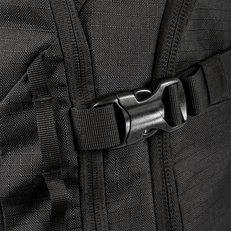 Detailaufnahme einer schwarzen Schnalle und Gurtband am Jones Further 25L Rucksack.