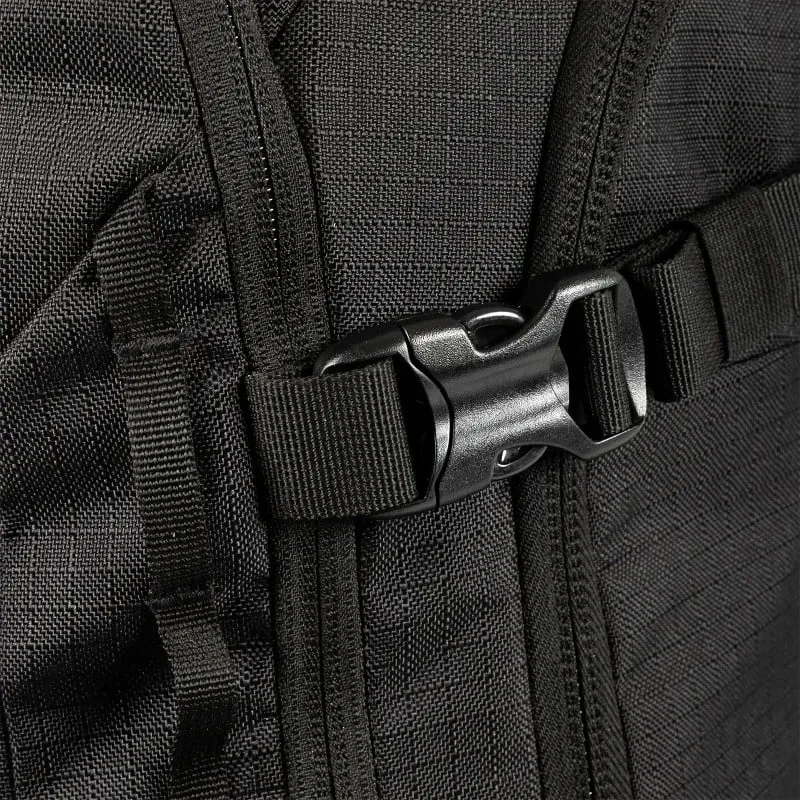 Detailaufnahme einer schwarzen Schnalle und Gurtband am Jones Further 25L Rucksack.