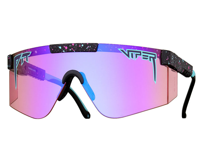 Sonnenbrille "The Afterparty 2000" mit pinkfarbenen Gläsern, Farbspritzer-Muster und blauem Nasenpad.