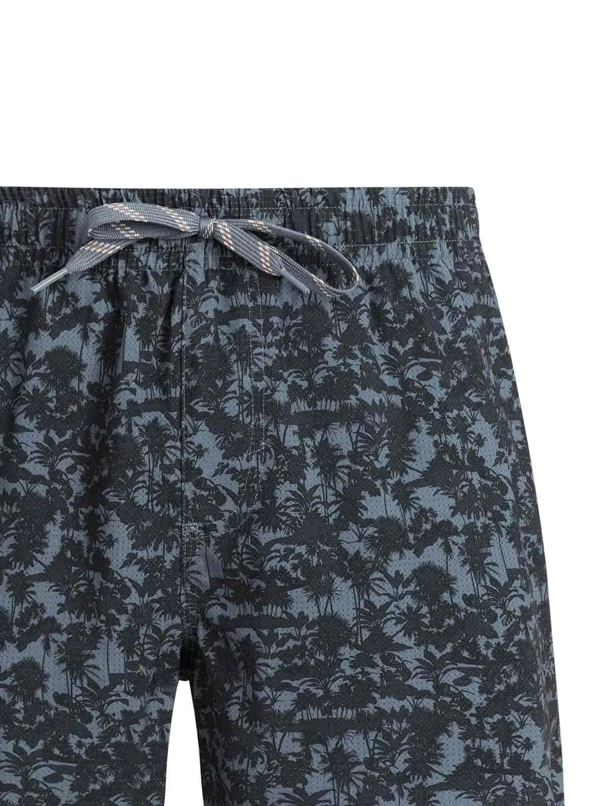Nahaufnahme einer Shorts mit dunklem Palmenmuster und grau-brauner Kordel am elastischen Bund.