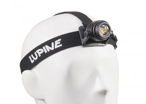 Nahaufnahme einer Neo X2 Smartcore Stirnlampe auf einem weißen Styroporkopf. Das schwarze Stirnband trägt den weißen Schriftzug "LUPINE".
