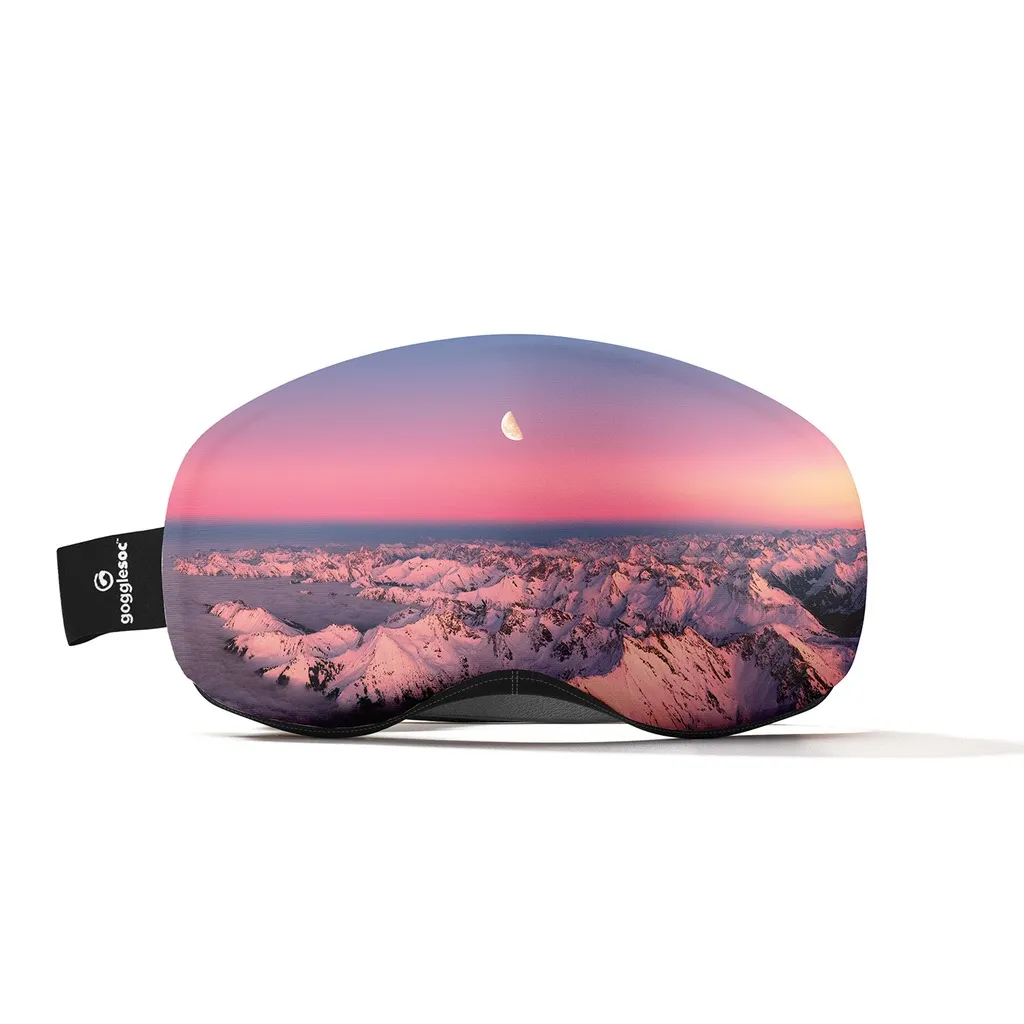 Skibrillen-Schutzhülle mit Bergmotiv bei Sonnenaufgang und Halbmond.