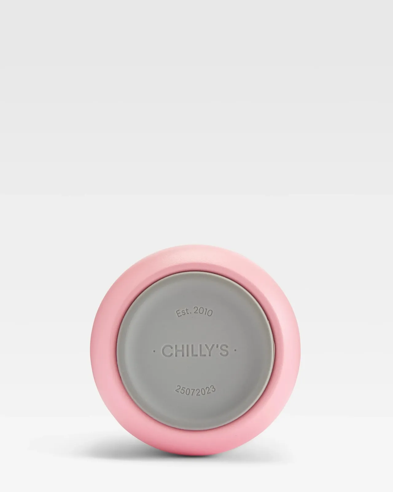 Nahaufnahme des Bodens einer Chillys Series 2 Flip Bottle in Ombre Sundown mit Schriftzug.