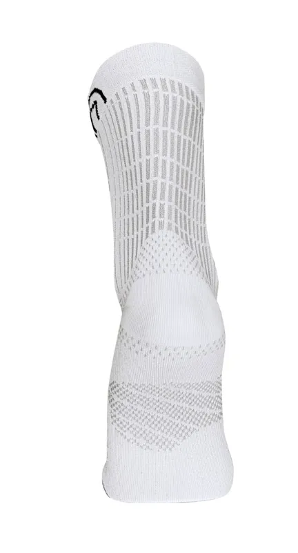Eine weiße Socke mit grauen, vertikalen Streifen und einem dunklen, gebogenen Logo am oberen Rand, von hinten aufgenommen.
