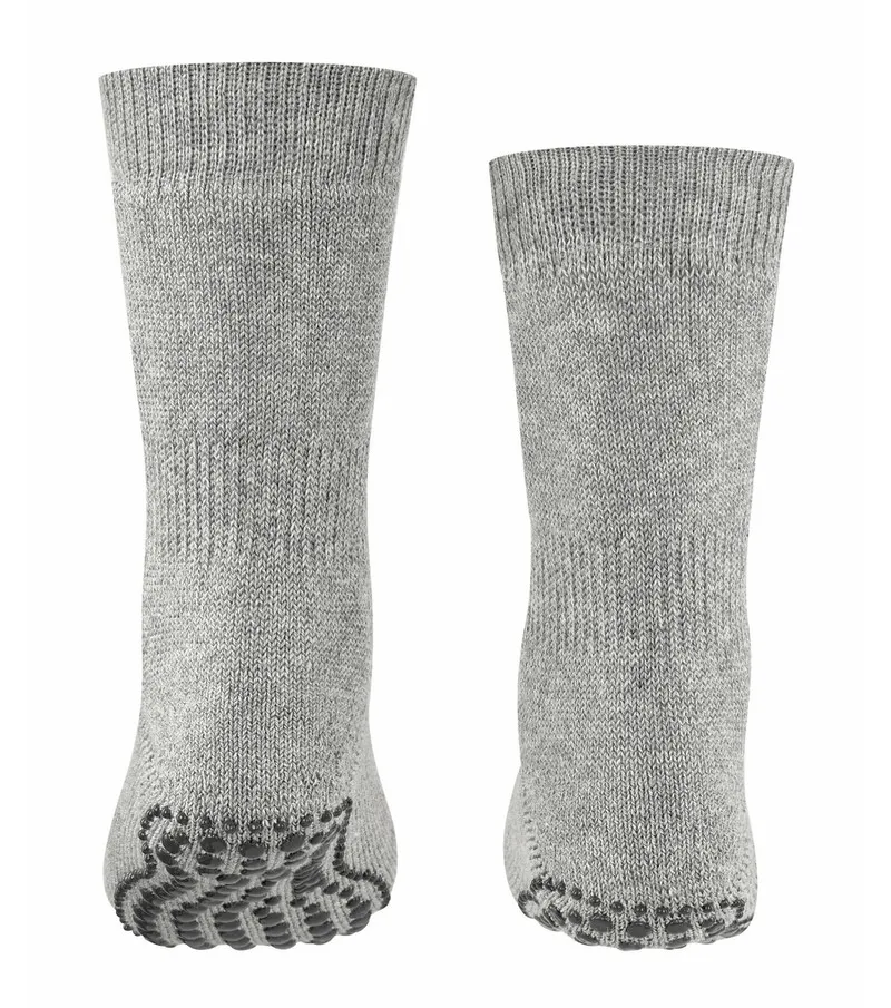 Zwei hellgraue Kinder Socken mit Noppen an der Sohle, die eine Sockenspitze ist leicht angewinkelt.