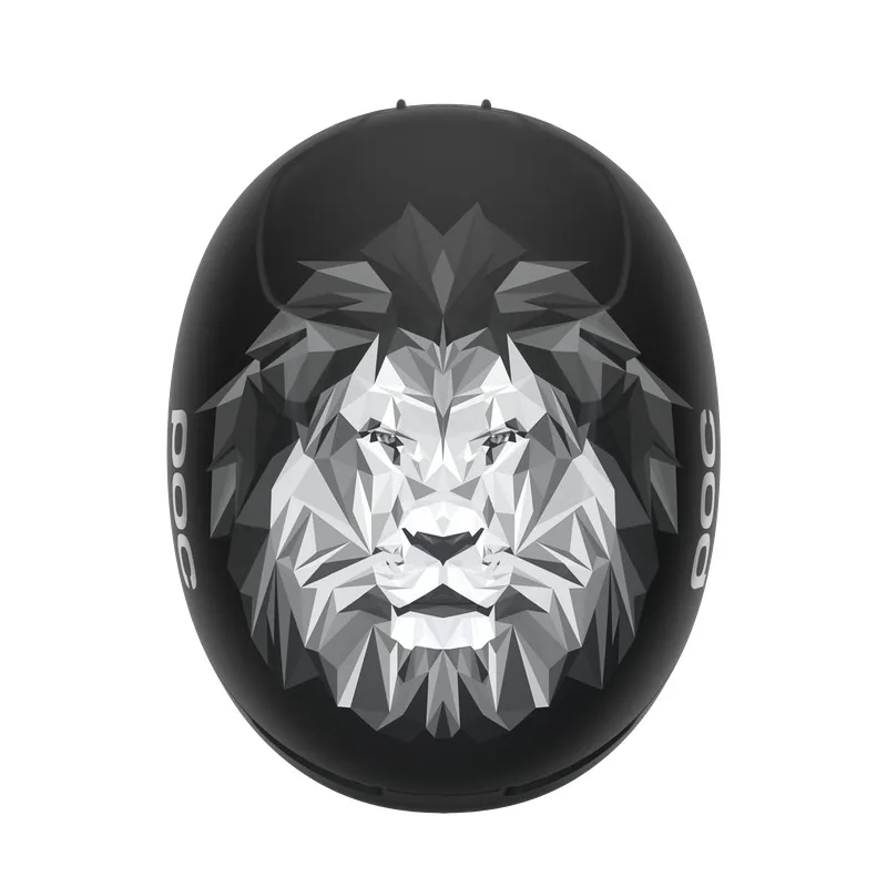 Schwarzer POC Obex Pure Helm mit abstraktem, grauem Löwenkopf-Design auf der Vorderseite.