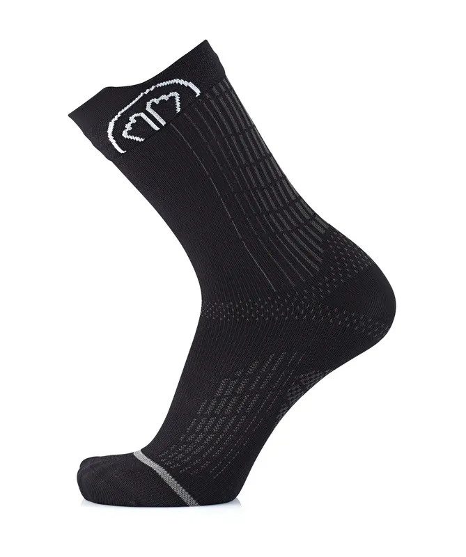 Eine schwarze Socke, aufrecht stehend, mit einem weißen Logo am oberen Rand und grauen Akzenten.
