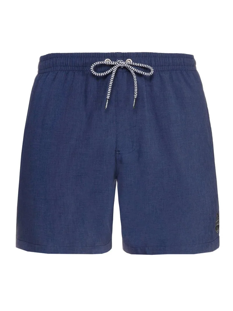 Blaue Badeshorts mit weiß-blauem Kordelzug und elastischem Bund. Die Hose ist mittellang und hat ein kleines Logo am Bein.