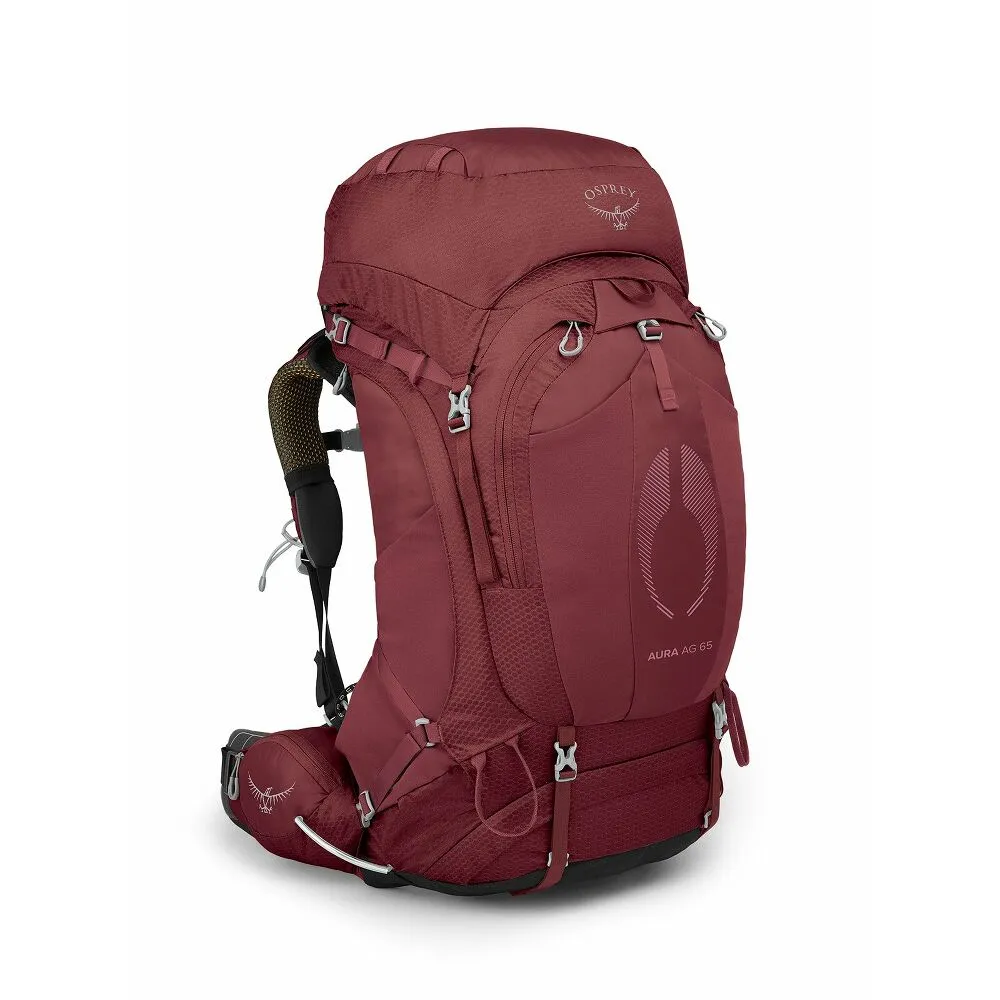 Ein roter Osprey Aura AG 65 Trekkingrucksack für Damen steht leicht angewinkelt. Sichtbar: AntiGravity-Rückensystem mit atmungsaktivem 3D-Mesh, ergonomische Schultergurte und Hüftflossen sowie Befestigungen in "Berry Sorbet Red".