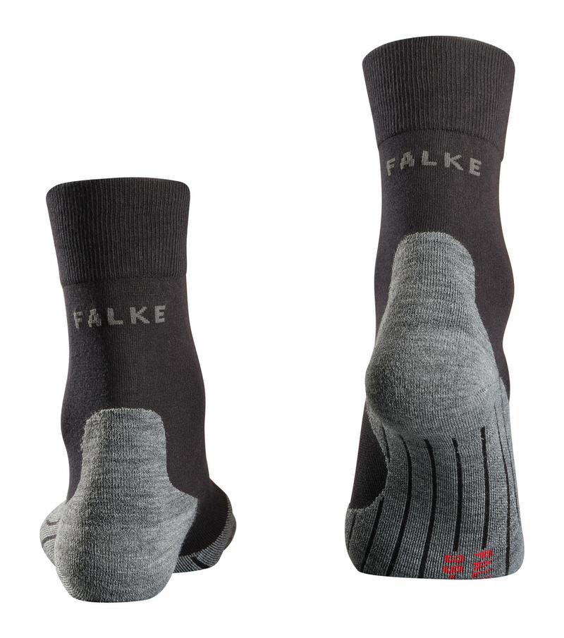 FALKE Herren Running Socken Zwei schwarze RU4 Herren Running Socken von hinten mit grauer Polsterung und "FALKE" Schriftzug.