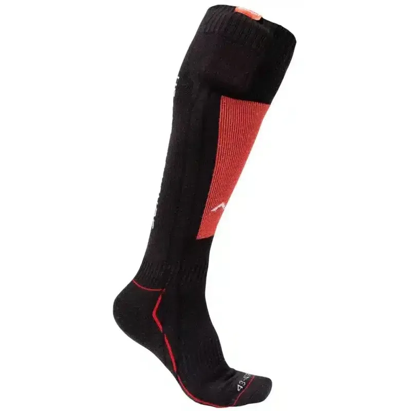 Eine schwarze, hohe Socke mit roten Akzenten und einem weißen Logo.