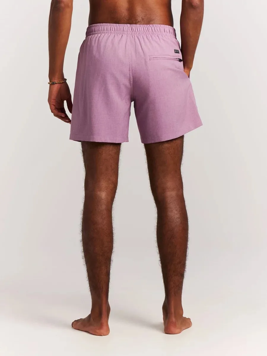 Rückansicht einer Person, die eine lila Protest Daviey Beachshort mit elastischem Bund trägt.
