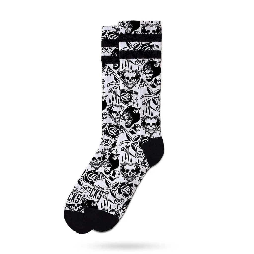 Weiße Skater Socken mit schwarzem Bund, Ferse und Zehen. Muster mit Totenköpfen, Panthern, Augen und Rosen.