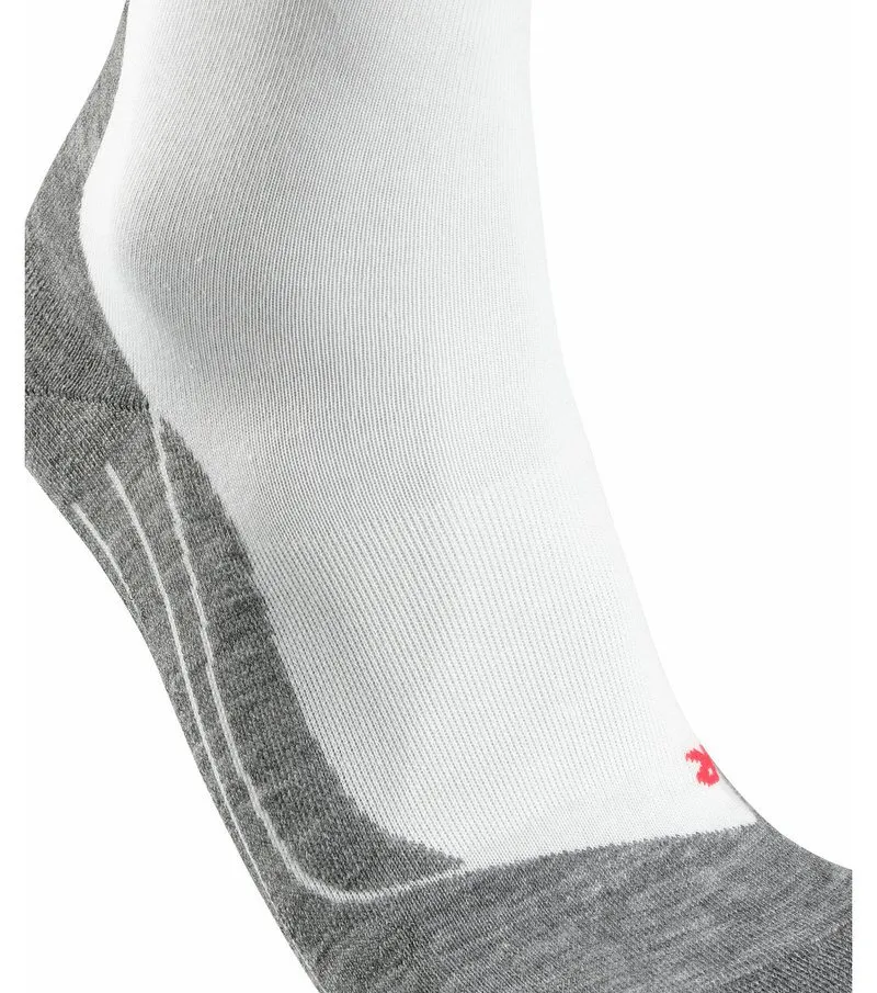 Nahaufnahme einer weißen Herren Running Socke mit grauen Verstärkungen an Ferse und Zehen.