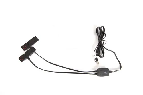 Schwarzes USB-Ladegerät mit zwei Anschlüssen für Lenz Heizsocken Akkus.