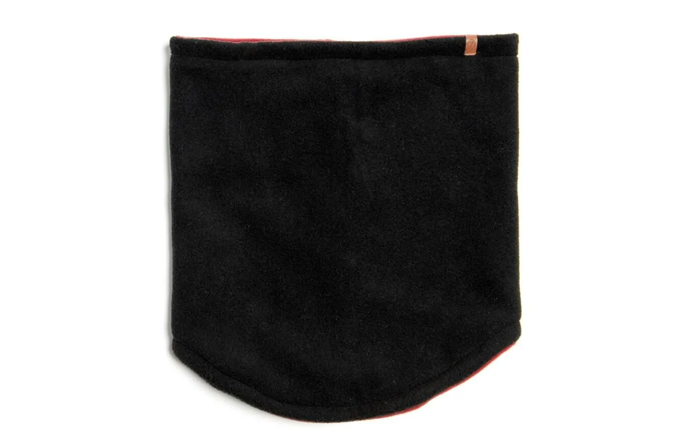 Schwarzer, wendbarer Fleece-Neckwarmer, Innenseite rot, mit Logo-Patch auf der Vorderseite, freigestellt auf weißem Hintergrund.