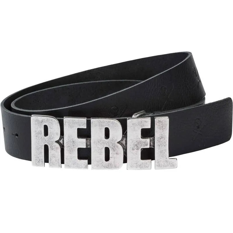 Schwarzer Ledergürtel mit großer, silberfarbener "REBEL"-Schnalle.