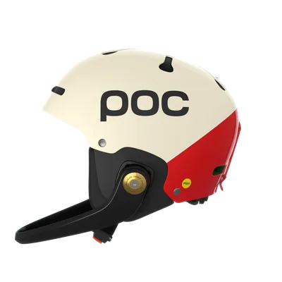Cremefarbener Skihelm mit rotem Akzent, schwarzem Kinnriemen und POC-Logo, isoliert auf Weiß.