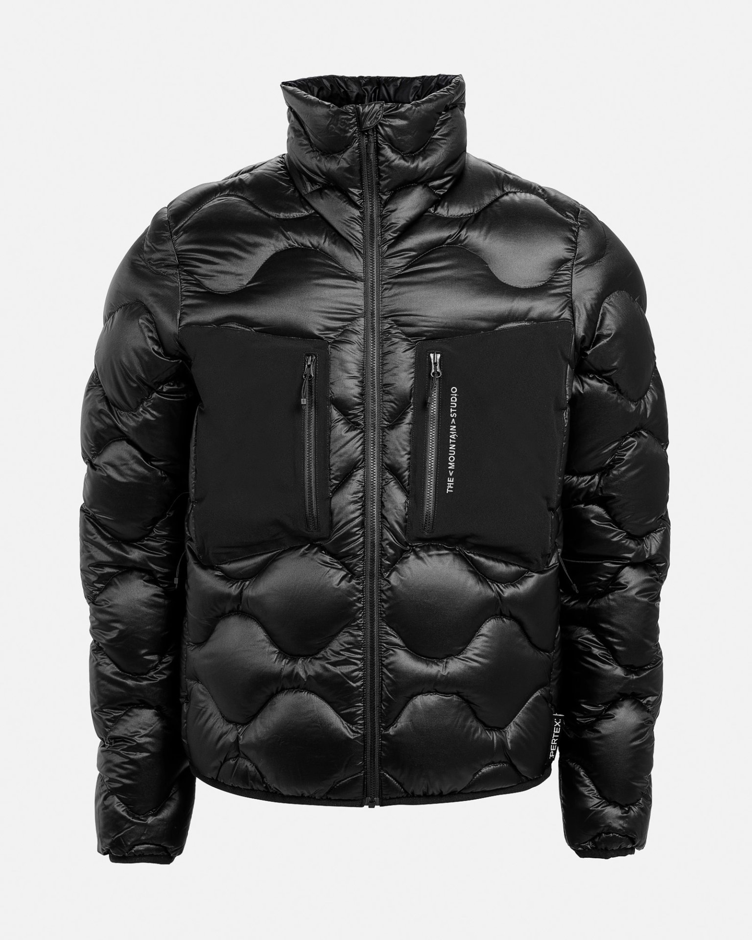 Schwarze Daunenjacke mit Steppmuster, Reißverschluss vorne, Brusttaschen mit Logos, aus Pertex Material.