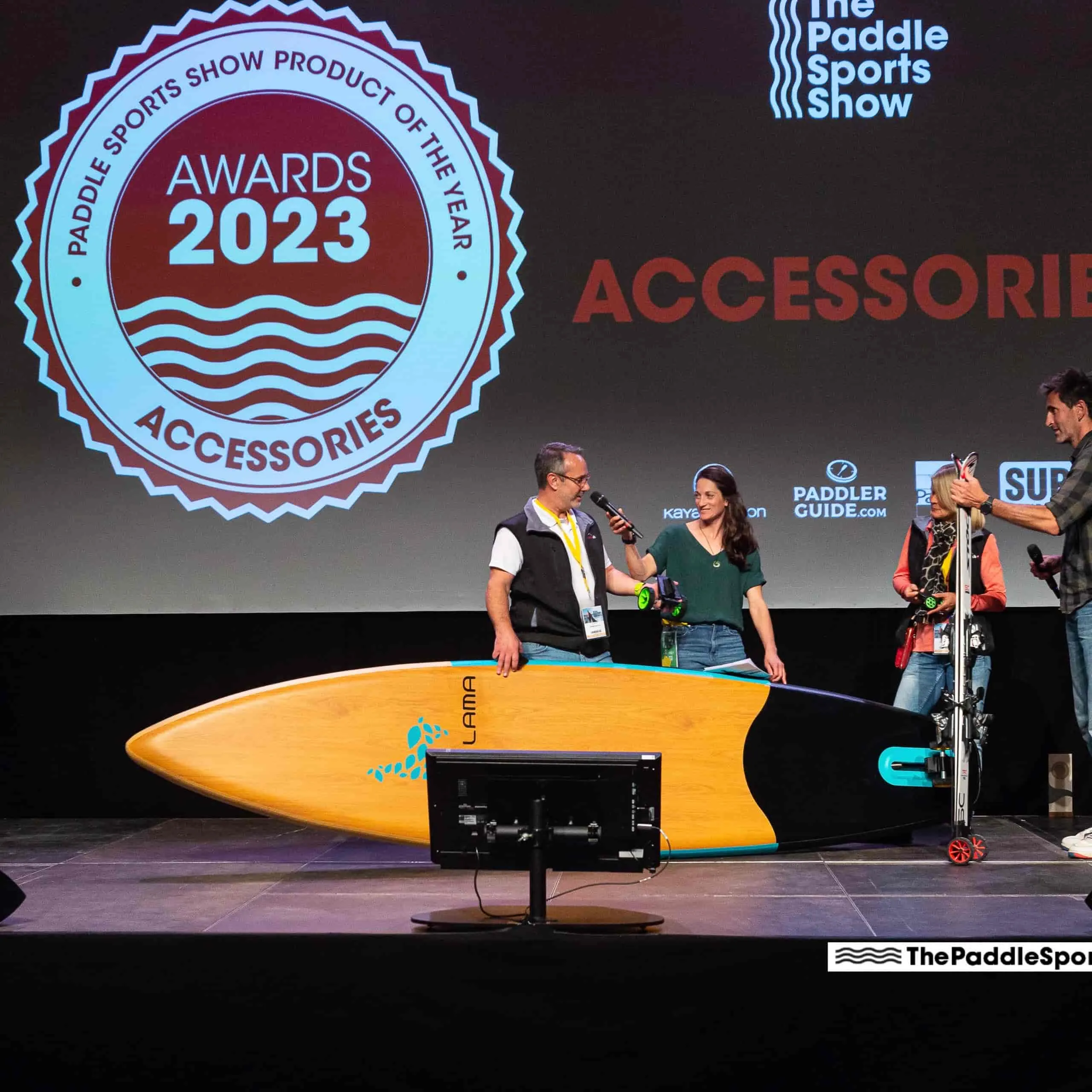 Szene auf einer Bühne mit SUP und Ski, ausgezeichnet mit dem Paddle Sports Show Award 2023 für Zubehör.