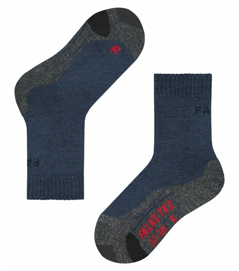 Zwei dunkelblaue TK2 Kinder Trekking Socken mit grauen Verstärkungen, eine liegend, eine stehend.