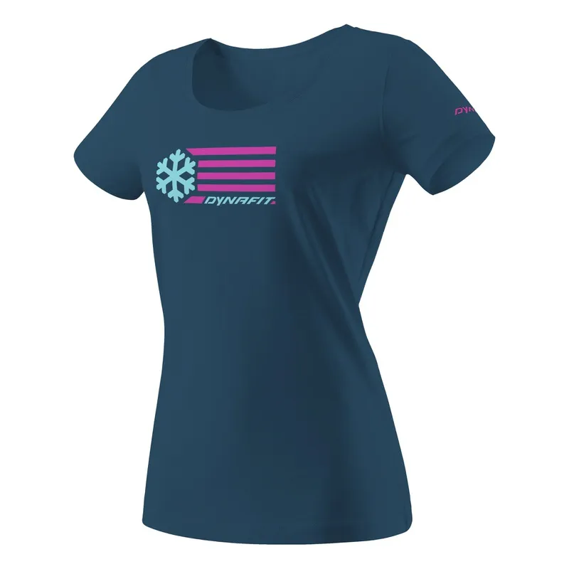 Petrolfarbenes Dynafit Damen T-Shirt mit Grafik einer stilisierten Flagge mit Schneeflocke und pinken Streifen.