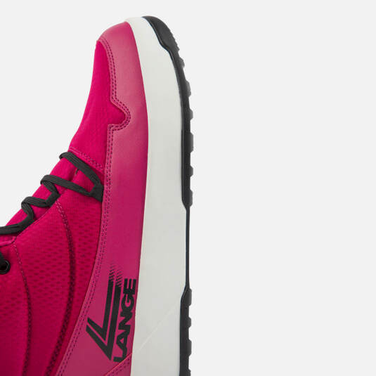 Detailaufnahme des pinkfarbenen Lange Podium Retro Schuhs, seitliche Ansicht mit schwarzer Schnürung und weißer Sohle.