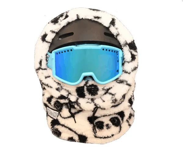 Kinder-Sturmhaube: weiß-schwarz, Panda-Design mit Flecken. Weiches Plüsch über schwarzem Skihelm, blaue Skibrille. Schützt Kopf, Hals, Gesicht vor Kälte.