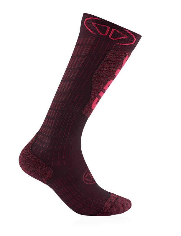 Eine dunkelrote, lange Socke mit pinken Akzenten und Logo auf weißem Hintergrund.