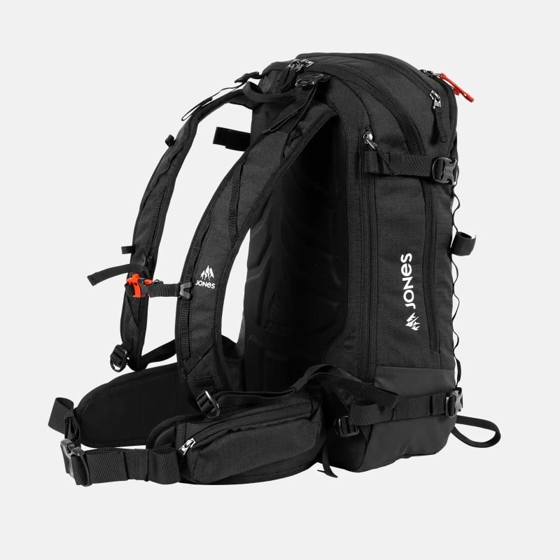 Schwarzer Jones Further 25L Backpack, seitliche Ansicht. Träger, Schnallen und Logo sind erkennbar.