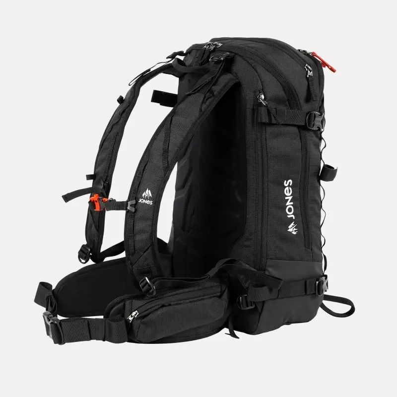 Schwarzer Jones Further 25L Backpack, seitliche Ansicht. Träger, Schnallen und Logo sind erkennbar.