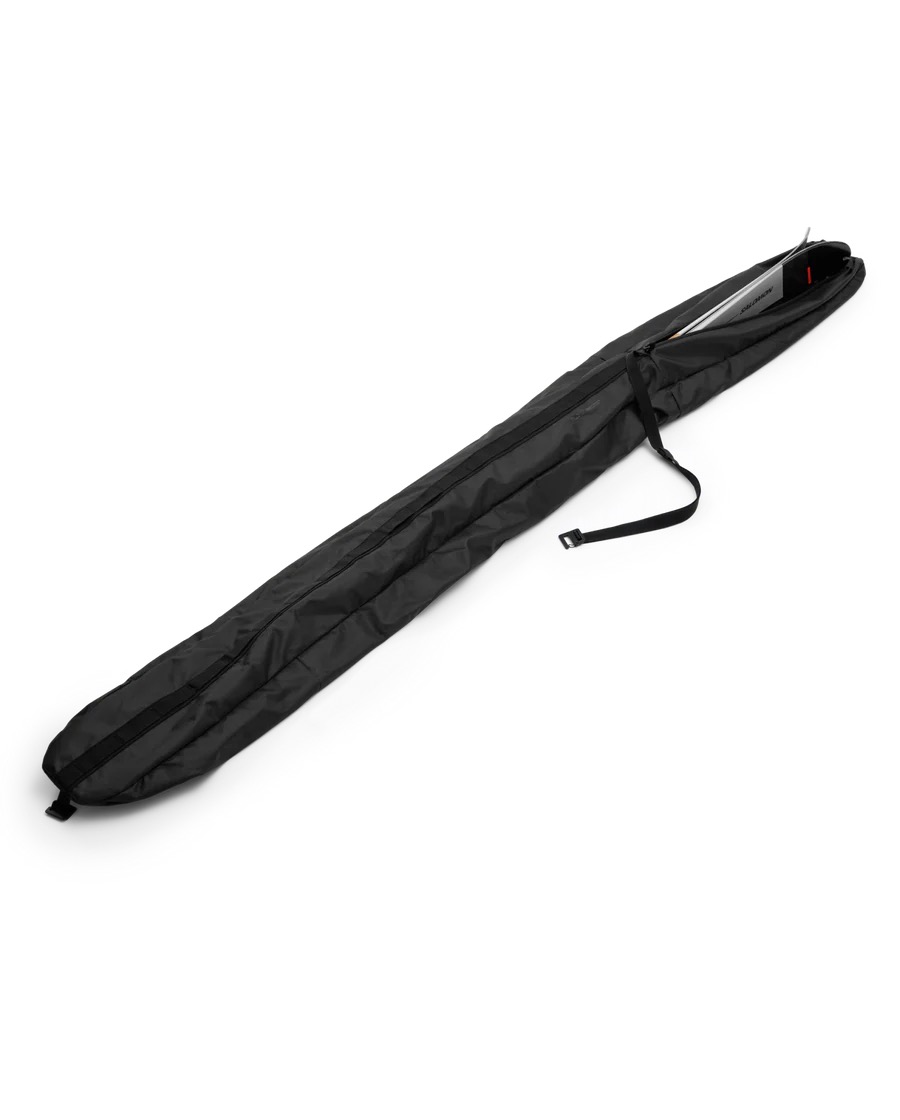 Skisack von Douchebags Schwarze, längliche Ski Bag von Douchebags, leicht geöffnet und mit einem Ski im Inneren. Reißverschluss und Tragegriff sind erkennbar.