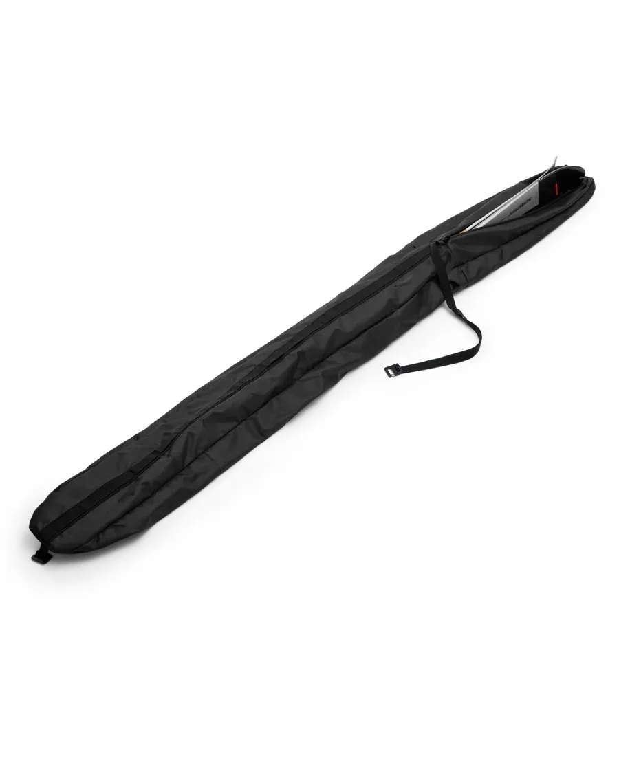 Schwarze, längliche Ski Bag von Douchebags, leicht geöffnet und mit einem Ski im Inneren. Reißverschluss und Tragegriff sind erkennbar.