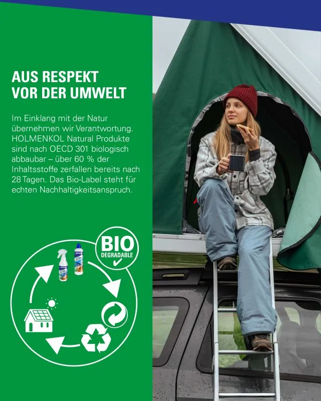 Frau sitzt auf Leiter am Auto mit Dachzelt, isst und hält Tasse. Text über Nachhaltigkeit und "Bio Degradable"-Kreislauf-Symbol.