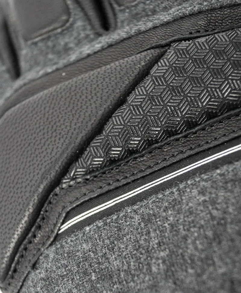 Detailaufnahme des Reusch Alexis Pinturault GTX Handschuhs. Lederstruktur mit Gore Grip-Technologie.