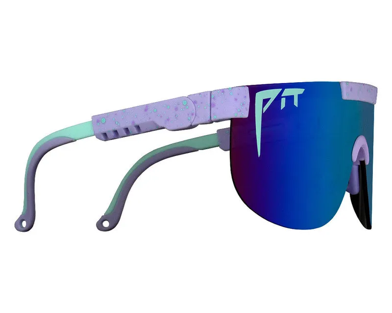 Die Pit Viper Sonnenbrille "The Moontower Elliptical" von der Seite, mit blau-lila Farbverlauf auf dem Glas.