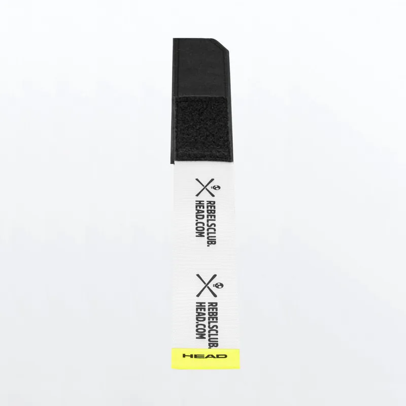 Weißer Skifix mit schwarzem Klettband und gelbem Head-Logo am unteren Ende. Darauf steht "REBELSCLUB.HEAD.COM".