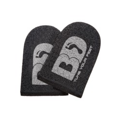 Zwei schwarze, keilförmige FIT MAT Heel Wedges mit Fußabdruck und Schriftzug "TUNE YOUR FEET".