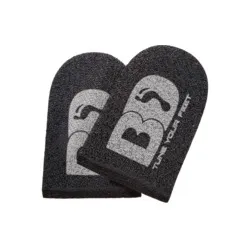 Zwei schwarze, keilförmige FIT MAT Heel Wedges mit Fußabdruck und Schriftzug "TUNE YOUR FEET".