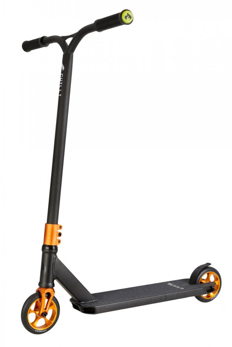 Ein schwarzer Chilli Pro Scooter Reaper Reloaded mit goldenen Akzenten steht vor einem weißen Hintergrund.