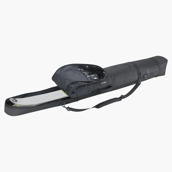 Schwarze Evoc Skitasche Schwarze Evoc Ski Bag, teilweise geöffnet, zeigt einen Ski und eine Trageschlaufe.