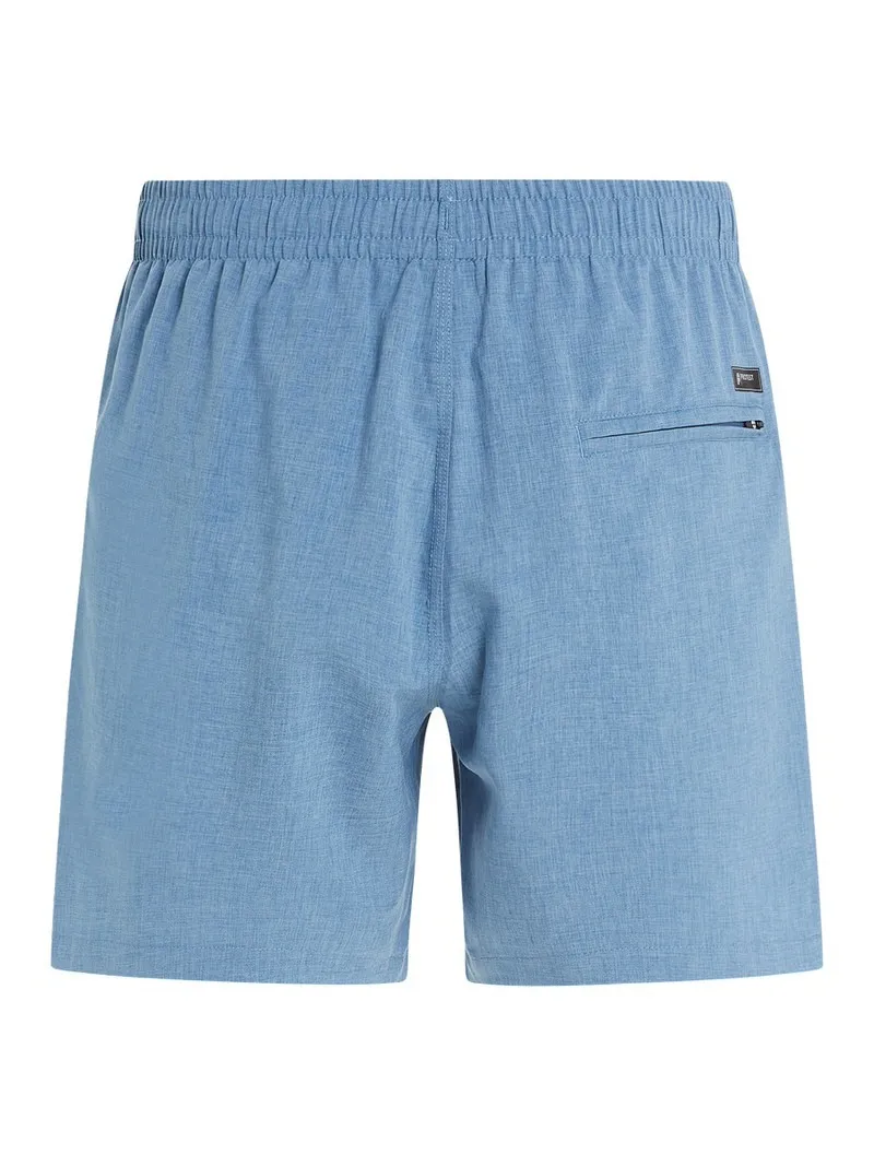 Hellblaue, kurze Badeshorts mit Gummibund und einer Reißverschlusstasche hinten rechts.