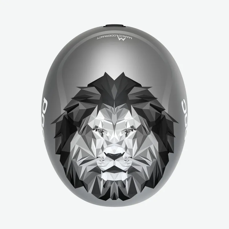 Grauer Poc Skull Dura Junior Skihelm mit abstraktem Löwenkopf Design.