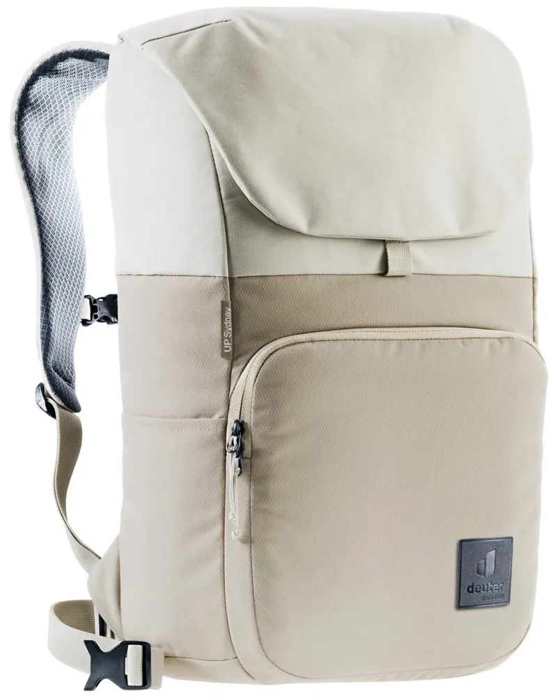 Sandfarbener Deuter UP Syney Rucksack mit Magnetverschluss und Seitentaschen, seitliche Ansicht.