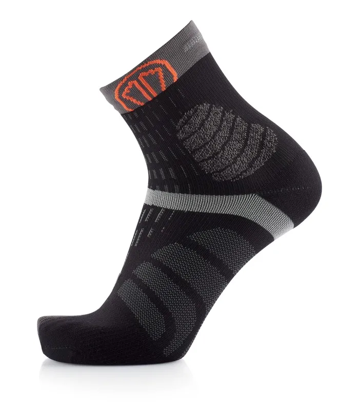 Schwarze Socke mit grauem Rand und Muster, orangefarbenes Logo oben am Schaft.
