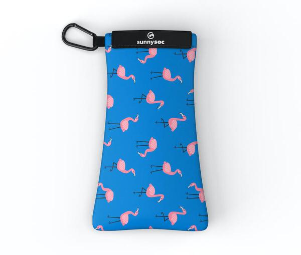 Flamingo Sunnysoc in Blau Blauer Sunnysoc mit pinkfarbenen Flamingos und Karabinerhaken.