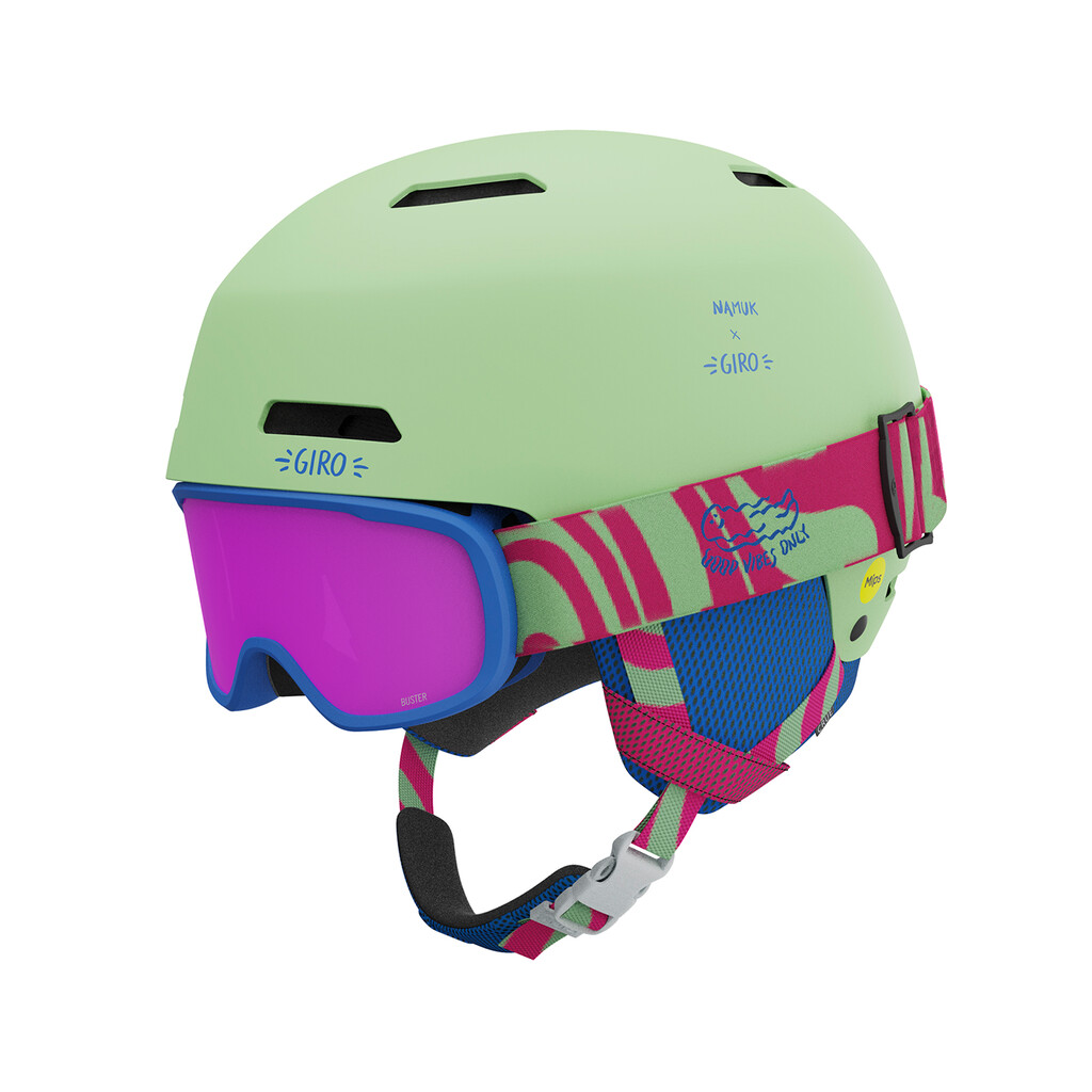 Heller, mintgrüner Giro Crüe Mips FS Helm mit pinkfarbener Brille und gemustertem Brillenband.